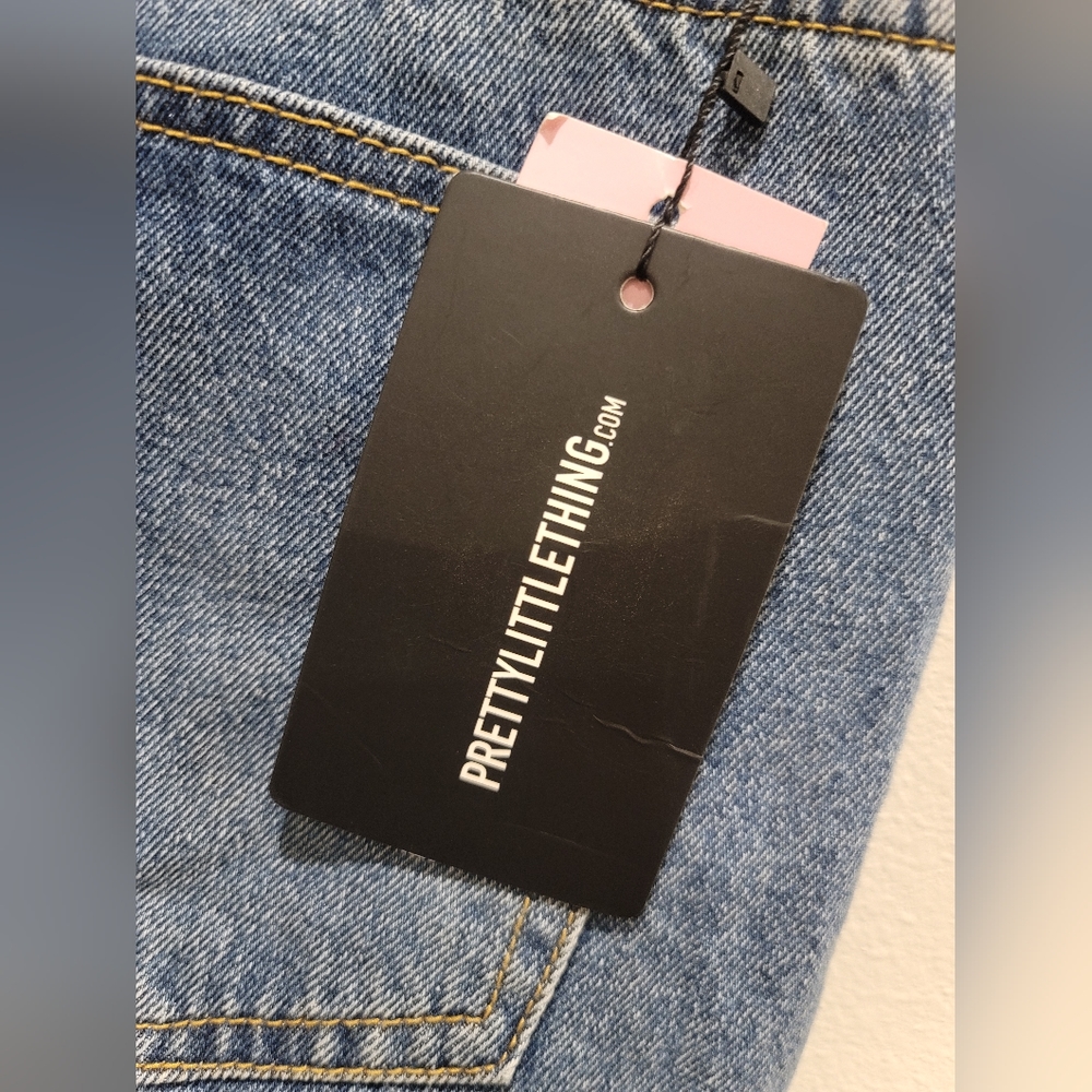 Brand new with tags Pretty Little Thing Mid Blue Knee Rip Mom Jeans Size 12 - Picture 4 of 5